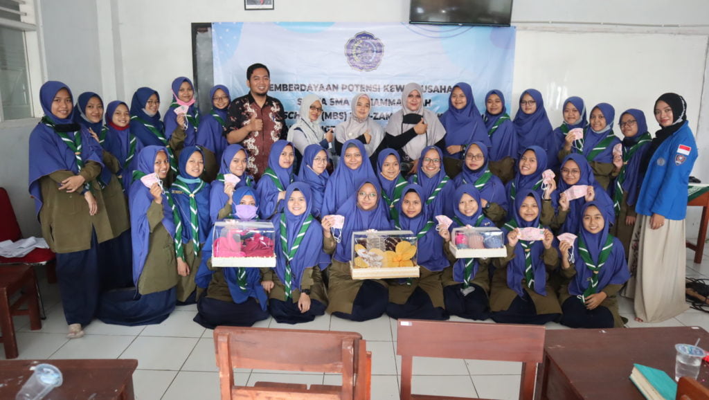 SANTRI PPM ZAMZAM PUTRI PRAKTIK KEWIRAUSAHAAN MEMBUAT MASKER