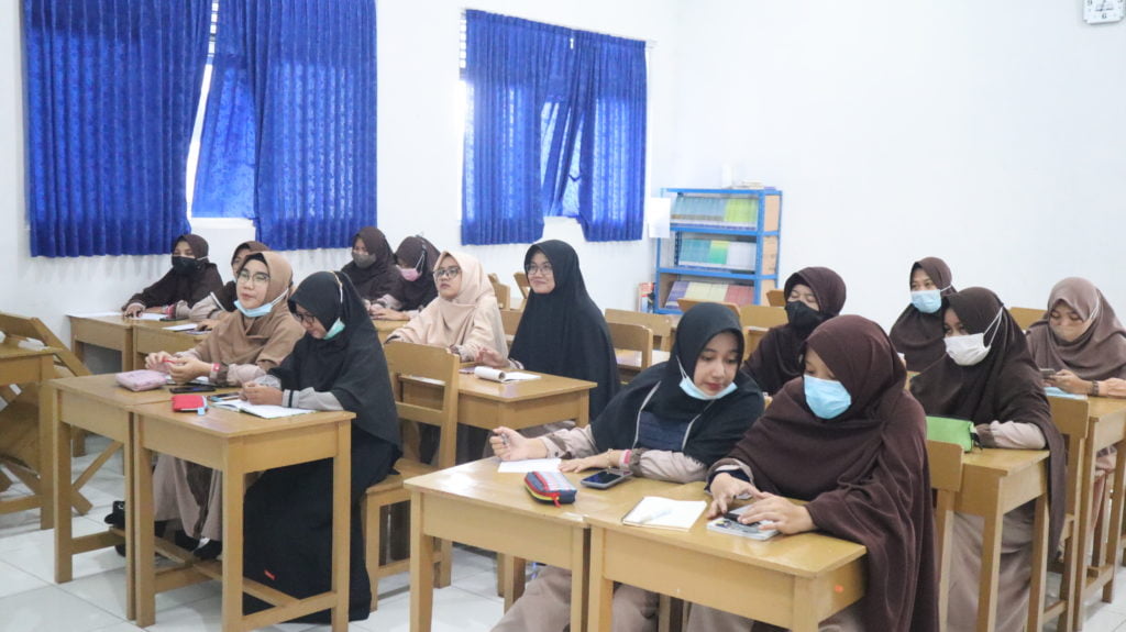 PEMBINAAN BAHASA ARAB BAGI GURU DAN KARYAWAN PPM ZAM ZAM