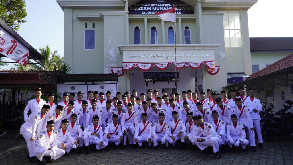 PASKIBRA SMA MBS ZAM-ZAM SUKSESKAN UPACARA HUT KE-77 RI DI KARANGLO