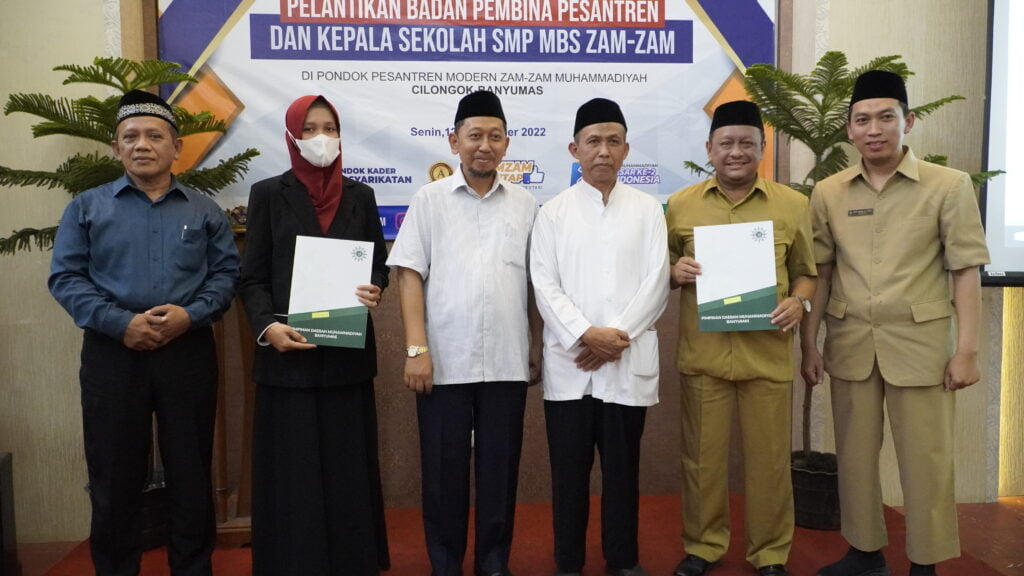 PELANTIKAN DEWAN PEMBINA DAN KEPALA SMP MBS ZAM-ZAM MUHAMMADIYAH CILONGOK  KETUA PDM BANYUMAS: Selamat Berjuang, Lakukan Optimalisasi Pendidikan Muhammadiyah
