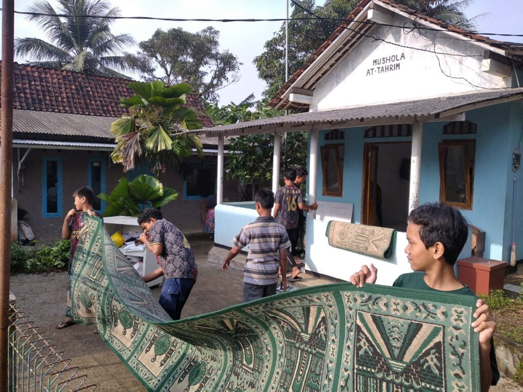 SANTRI PONTREN ZAM-ZAM WARNAI CLASS MEETING DENGAN BAKTI SOSIAL