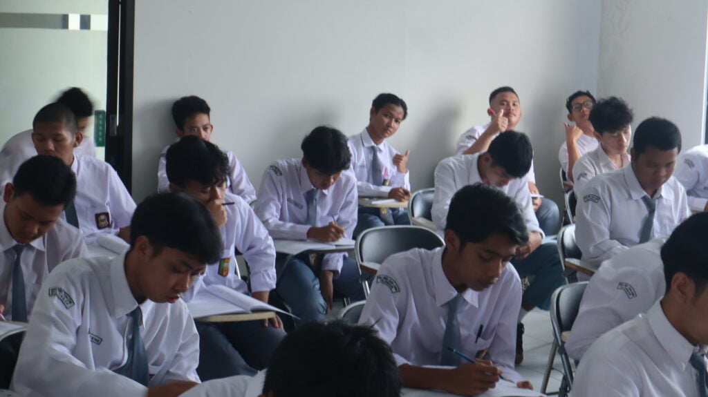 SMA MBS ZAM-ZAM SELENGGARAKAN TOEFL TRAINING & CAMPUS TOUR