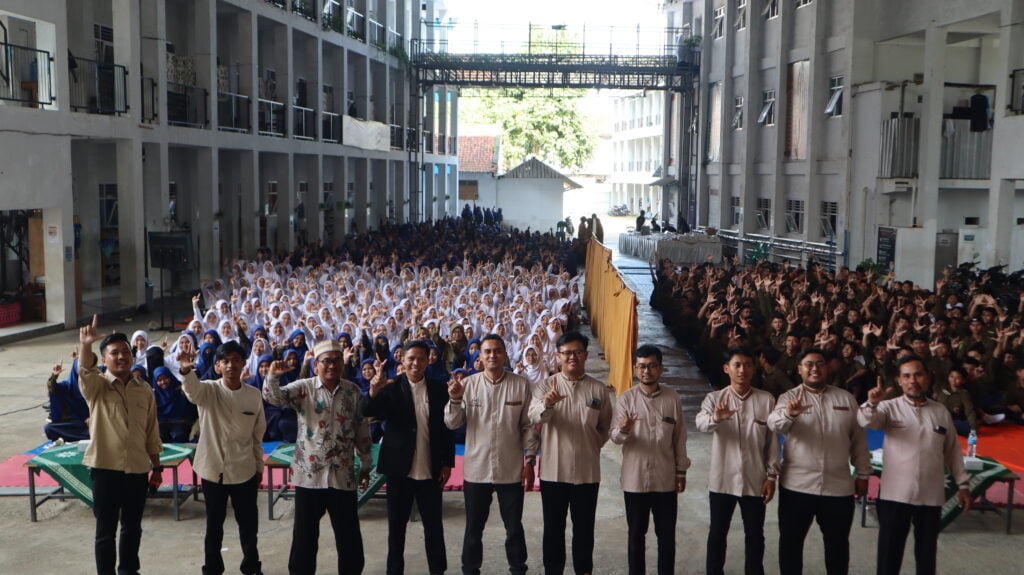 DIREKTUR PONTREN MODERN ZAM-ZAM: Menulis Memiliki Nilai dan Makna Strategis Bagi Pencerahan Alam Sekitar