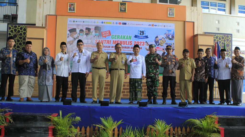 SUARA MERDEKA NET WORK GEMBLENG SANTRI PONTREN MODERN ZAM-ZAM AGAR PIAWAI MENULIS