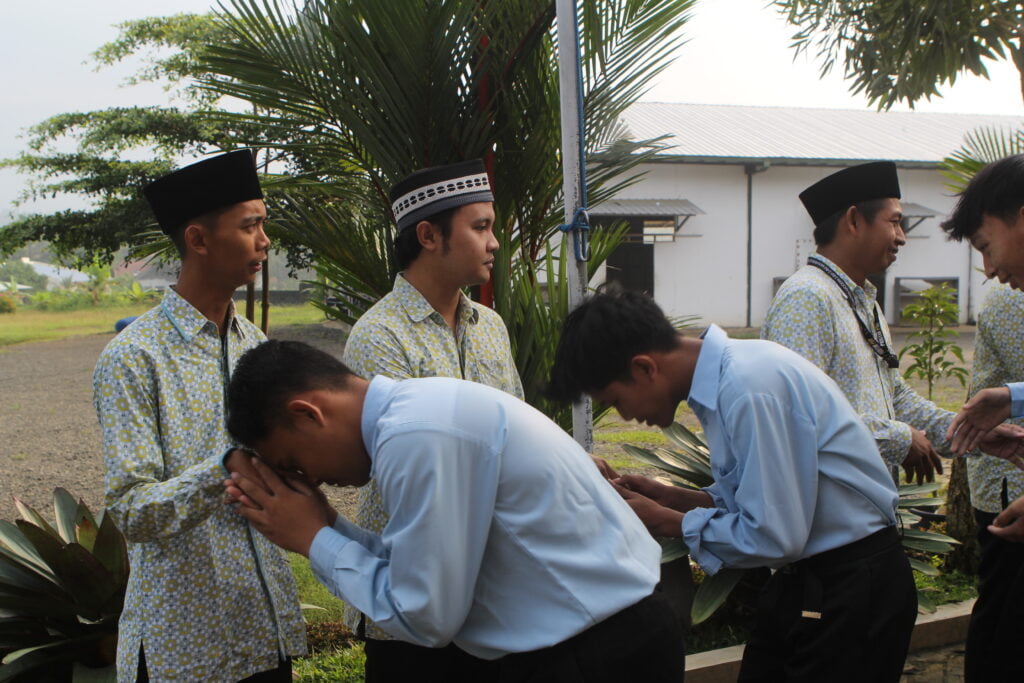 SERENTAK SANTRI DAN ASATIDZ PONTREN MODERN ZAM-ZAM SALING BERMAAFAN