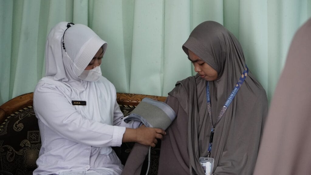 PEMERIKSAAN KESEHATAN GRATIS BAGI ASATIDZ DAN KARYAWAN MBS ZAM-ZAM