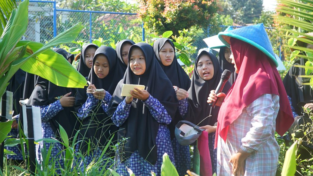 SANTRI MBS ZAM-ZAM NGAJI AYAT KAUNIYAH DI KEBUN KEDOKTERAN HERBAL UMP