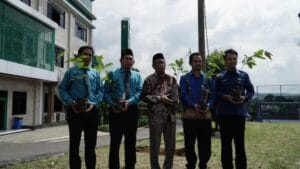 KETUA PDM BANYUMAS TANAM BIBIT MATOA DI LAHAN MBS ZAM-ZAM
