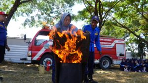 Padamkan Api dengan alat tradisional