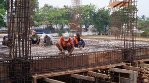 Proses pembesian rangka dak cor lantai 1 